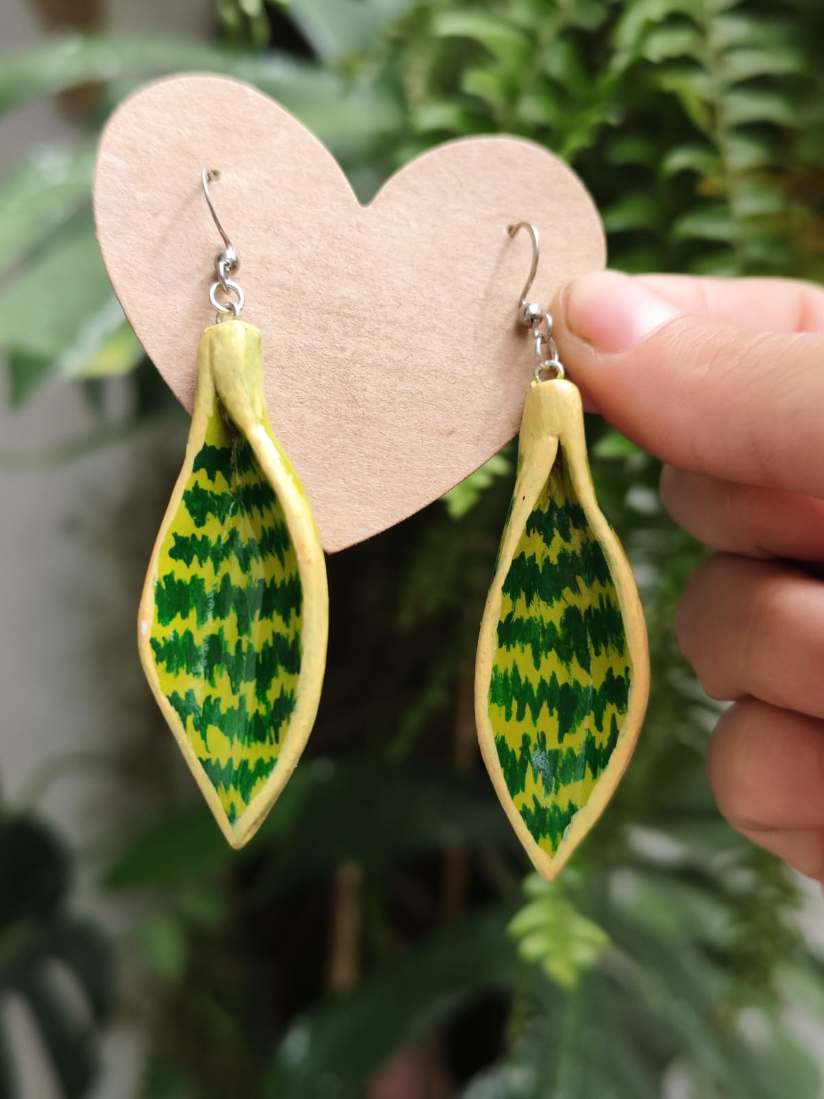 Par de brincos artesanais inspirado em folhas verdes e amarelas